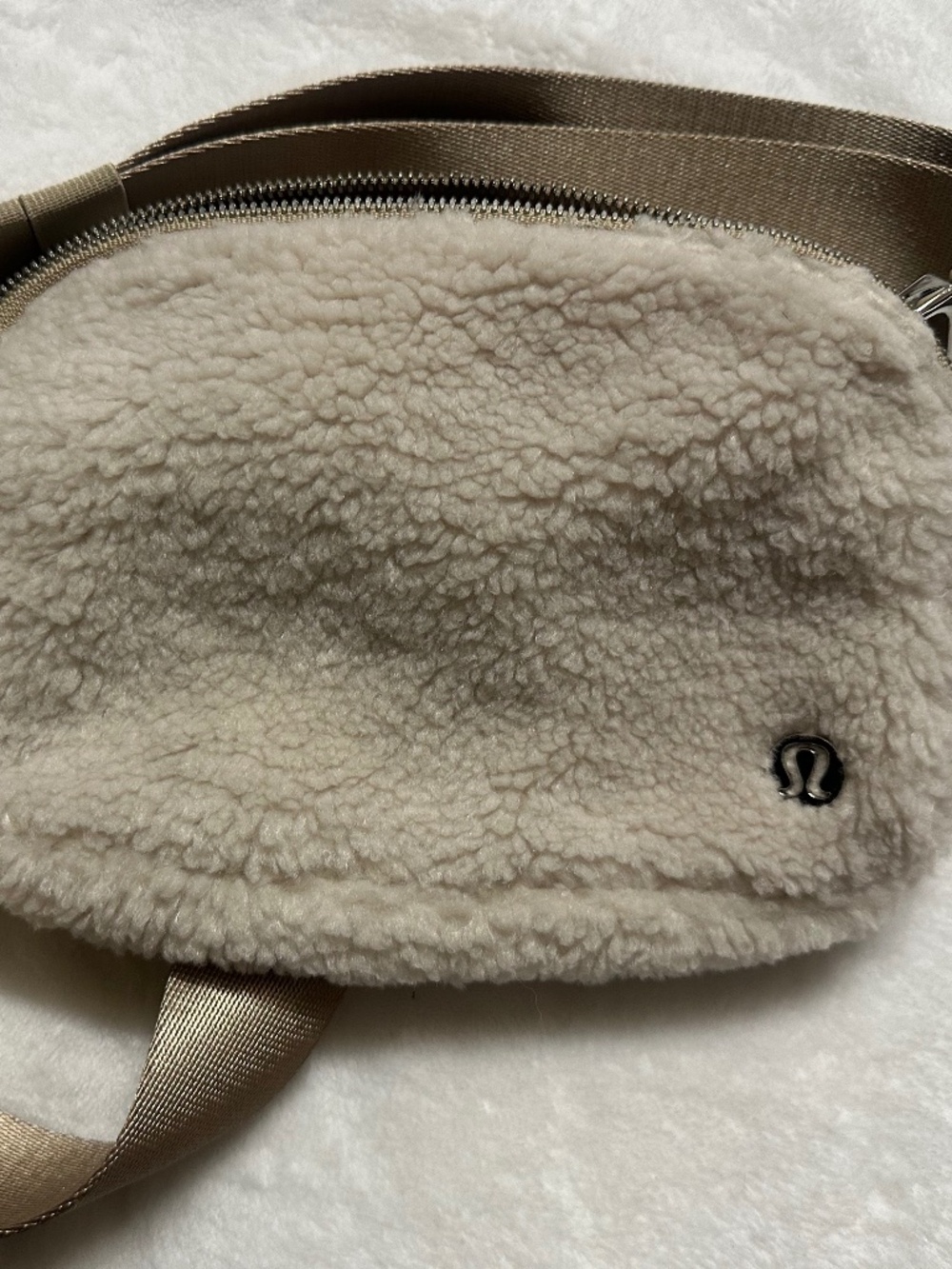 lululemon fuzzy bag (tan)